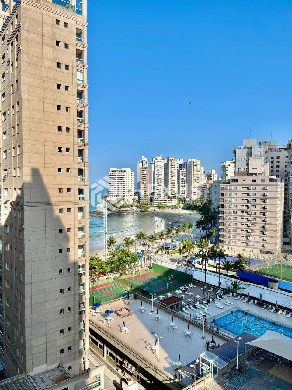 Foto 4 de Apartamento com varanda, vista mar e lazer na quadra mar da Praia das Pitangueiras, Guaruja