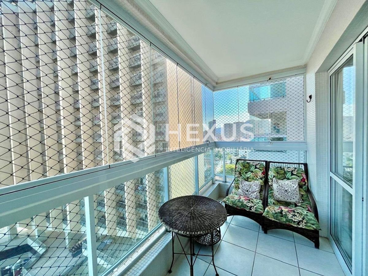 Foto 5 de Apartamento com varanda, vista mar e lazer na quadra mar da Praia das Pitangueiras, Guaruja