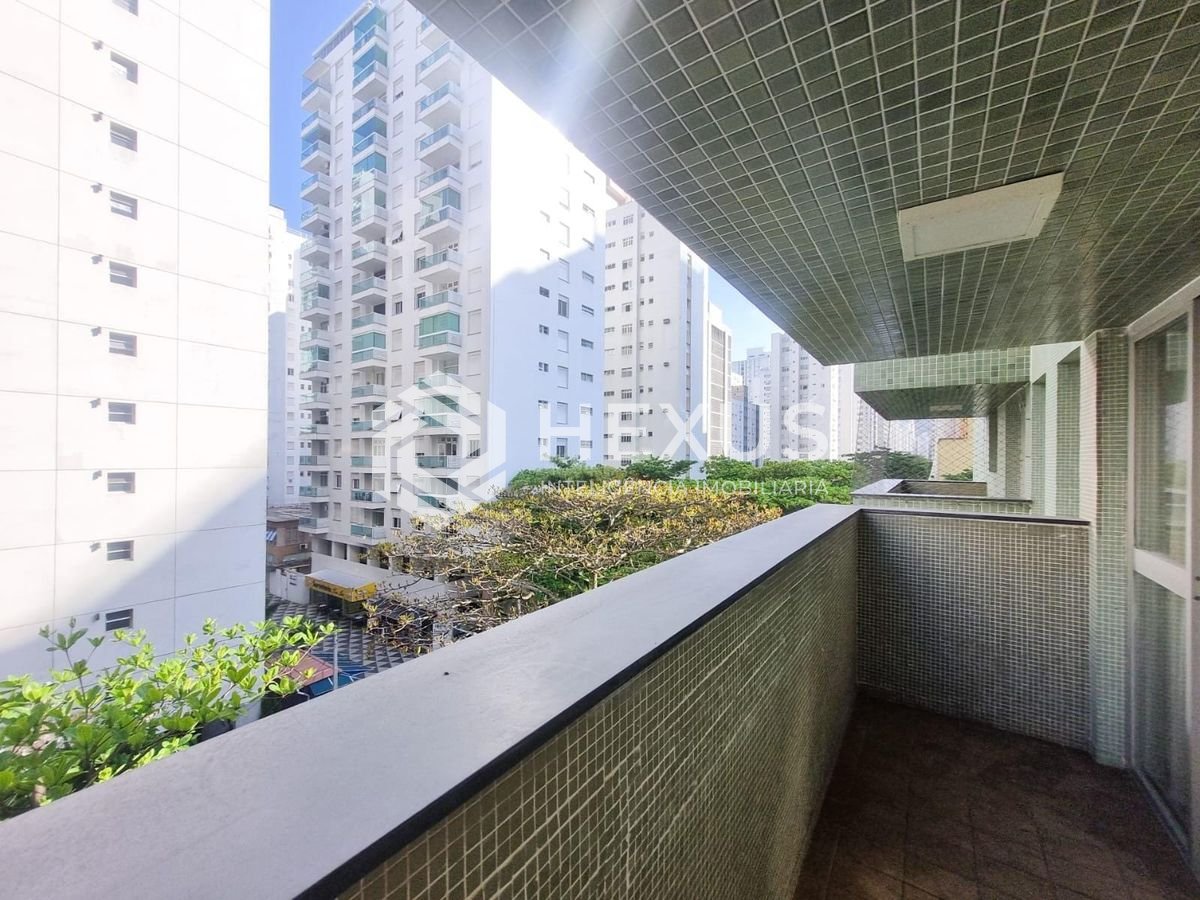 Foto 2 de Apartamento mobiliado com varanda e vista livre a uma quadra da Praia das Pitangueiras, Guaruja