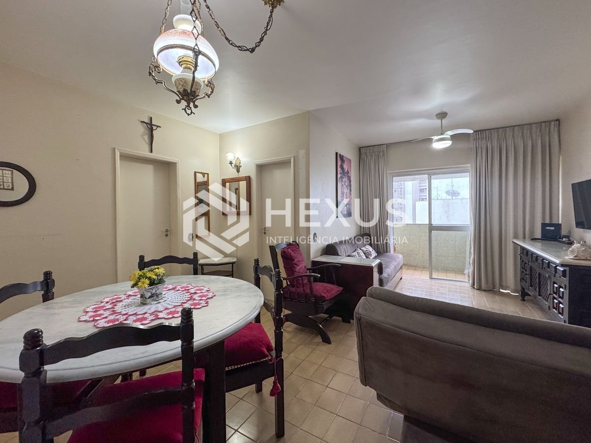 Foto 2 de Apartamento com varanda e vista mar a uma quadra da Praia das Pitangueiras, Guaruja