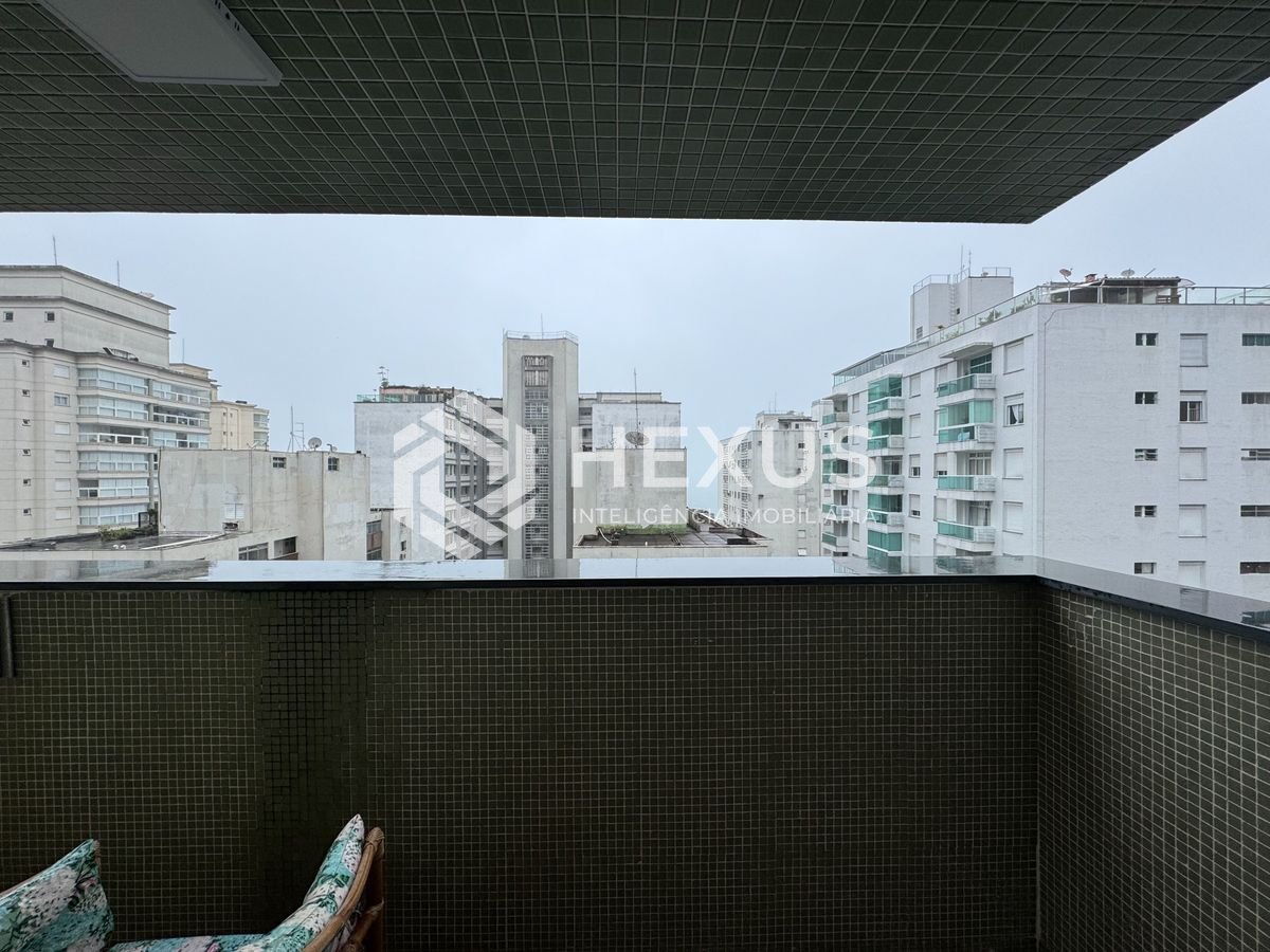 Foto 3 de Apartamento com varanda e vista mar a uma quadra da Praia das Pitangueiras, Guaruja