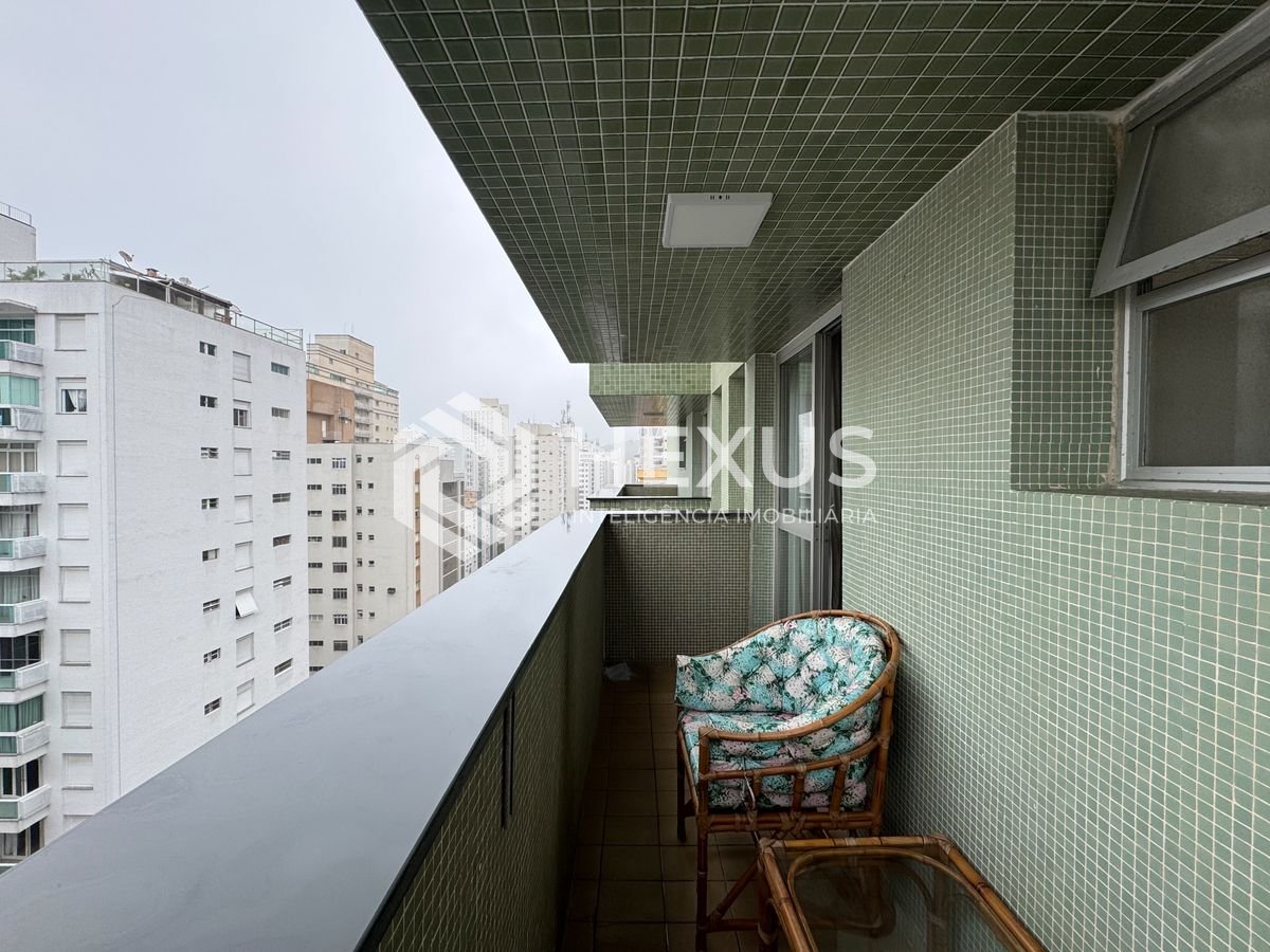 Foto 5 de Apartamento com varanda e vista mar a uma quadra da Praia das Pitangueiras, Guaruja