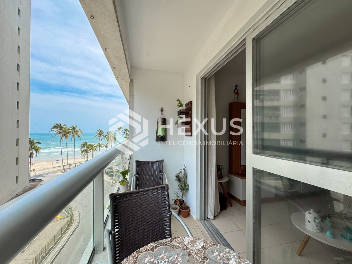 Foto 2 de Apartamento com varanda e vista mar na quadra mar da Praia das Pitangueiras, Guaruja
