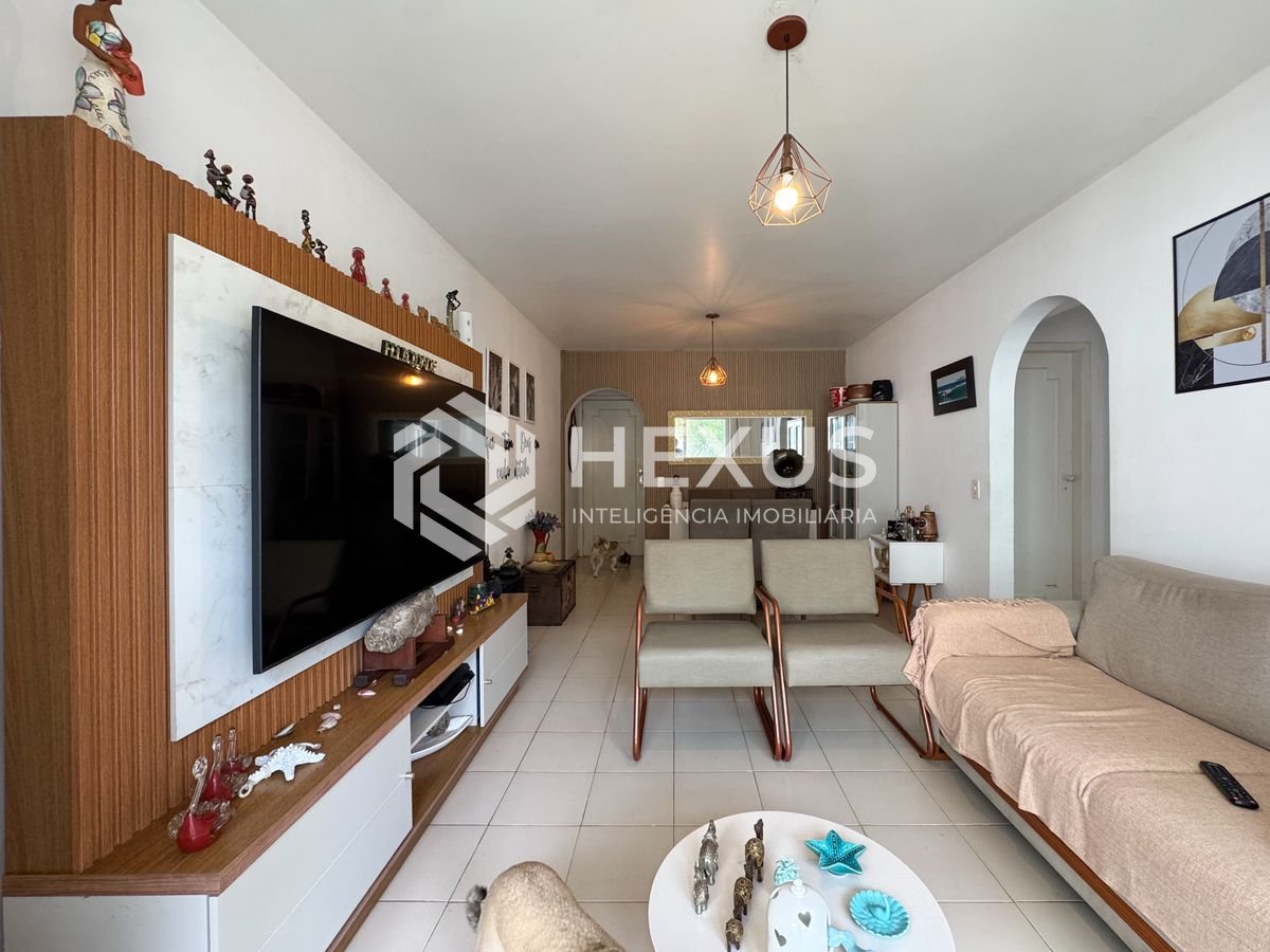 Foto 3 de Apartamento com varanda e vista mar na quadra mar da Praia das Pitangueiras, Guaruja