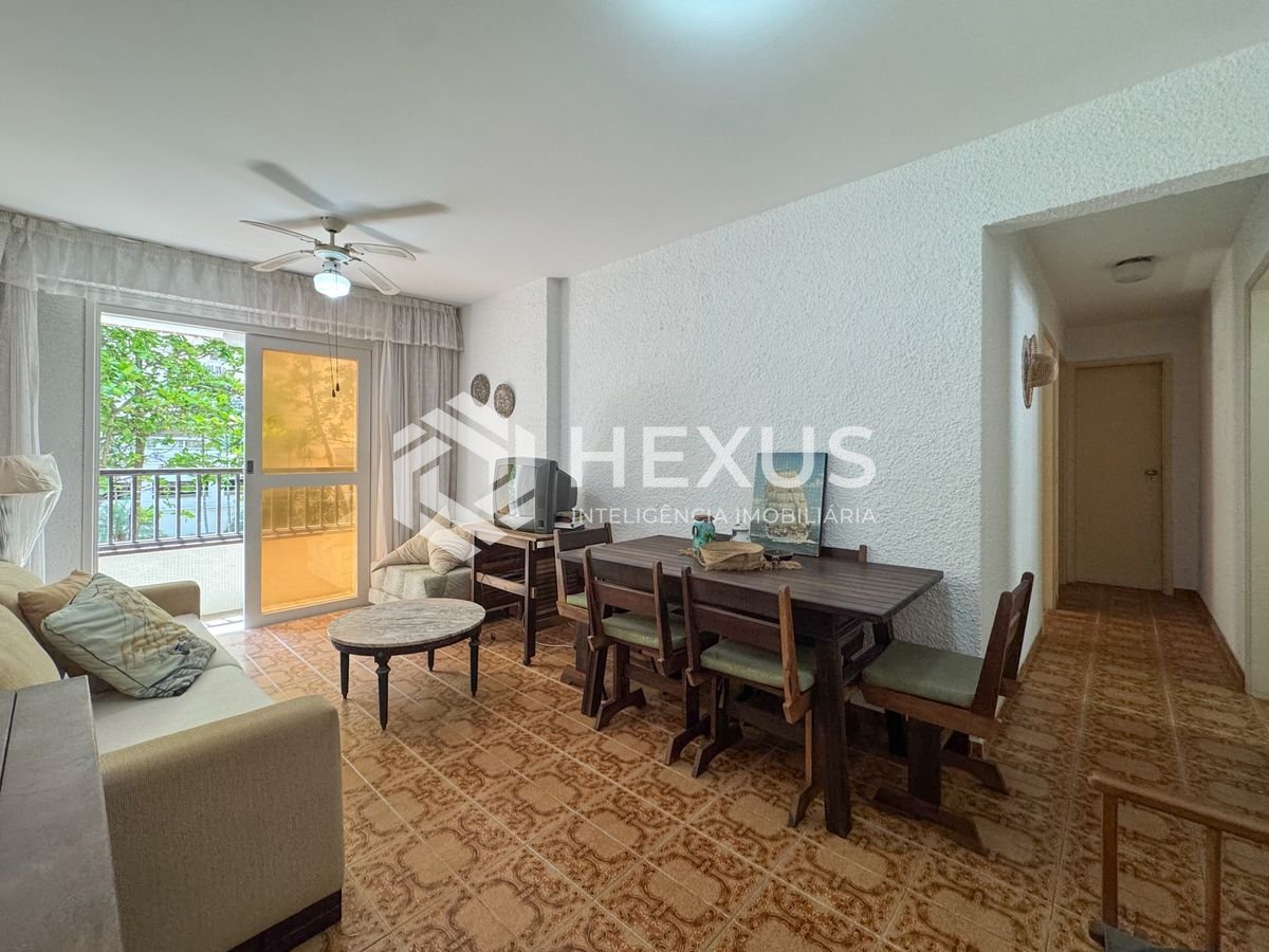 Foto 3 de Apartamento com varanda e vista mar na quadra mar da Praia das Pitangueiras, Guaruja