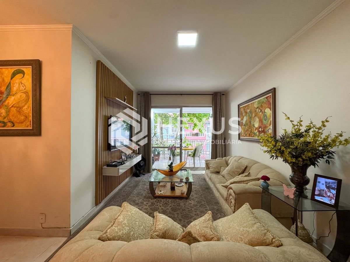 Foto 2 de Apartamento com varanda a uma quadra da Praia das Pitangueiras, Guaruja
