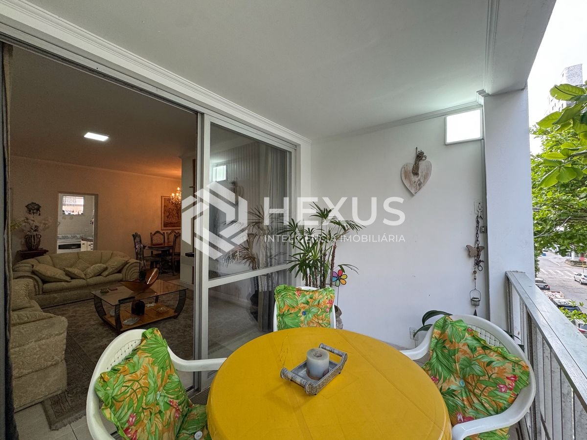 Foto 3 de Apartamento com varanda a uma quadra da Praia das Pitangueiras, Guaruja
