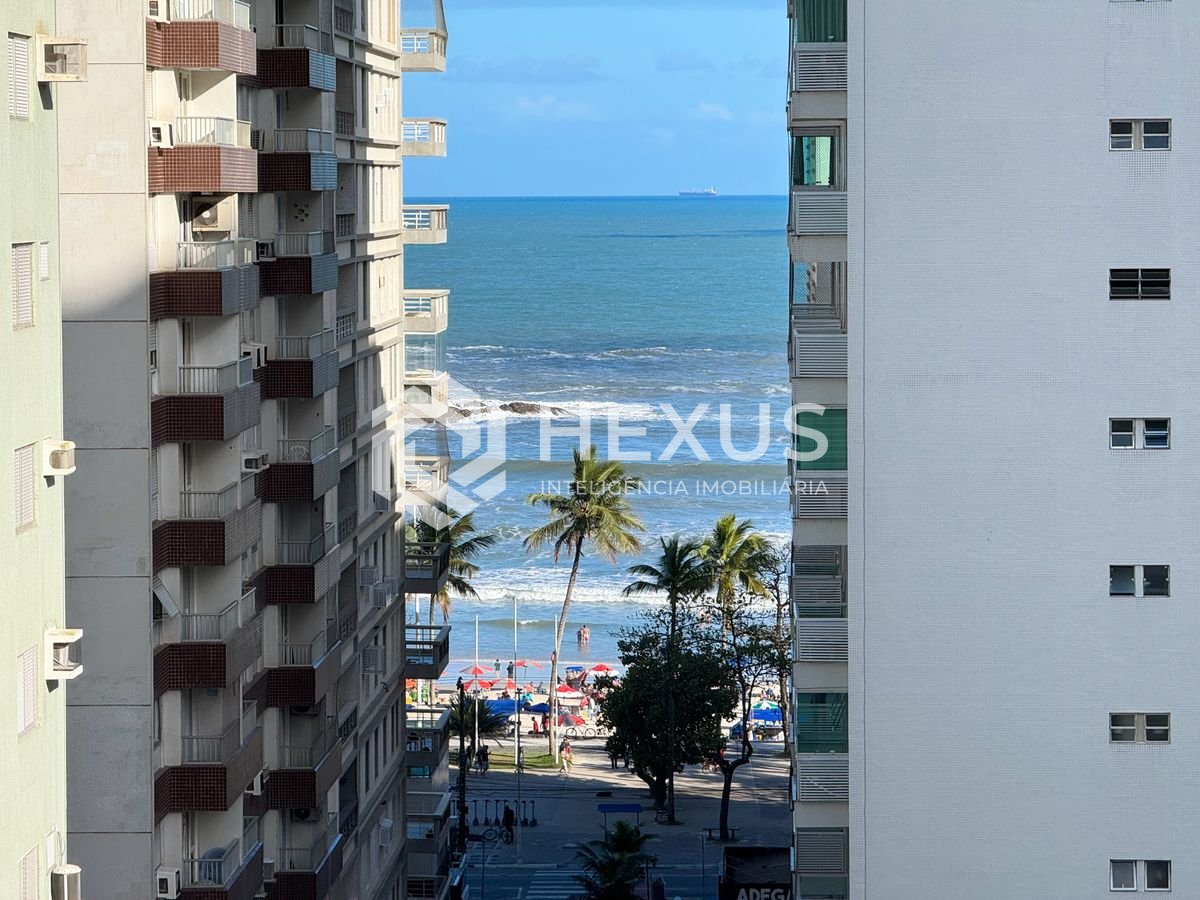 Foto 2 de Apartamento com varanda, lazer e vista mar a duas quadras da Praia das Pitangueiras, Guaruja