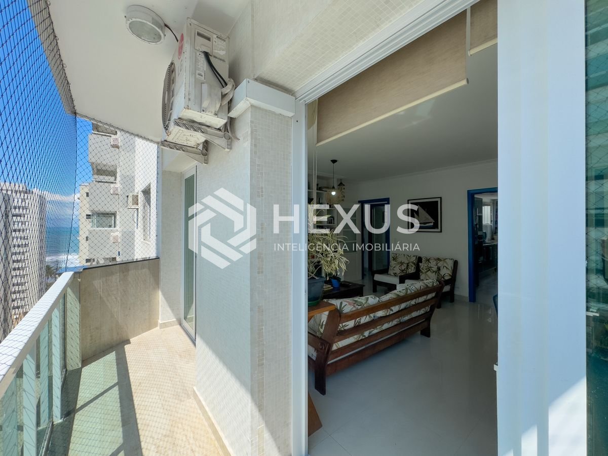 Foto 2 de Apartamento reformado com varanda e vista mar a uma quadra da Praia das Pitangueiras, Guaruja