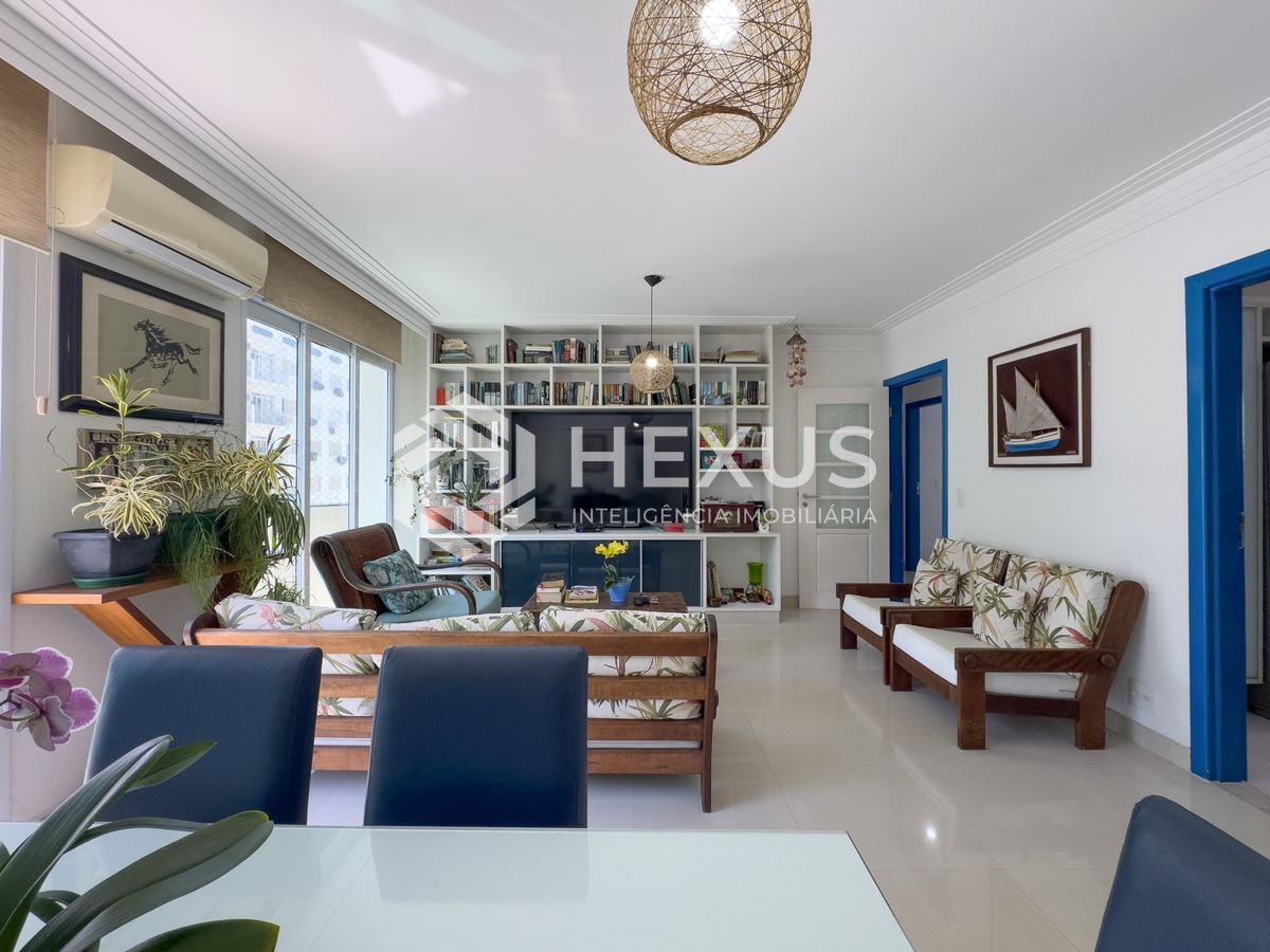 Foto 4 de Apartamento reformado com varanda e vista mar a uma quadra da Praia das Pitangueiras, Guaruja