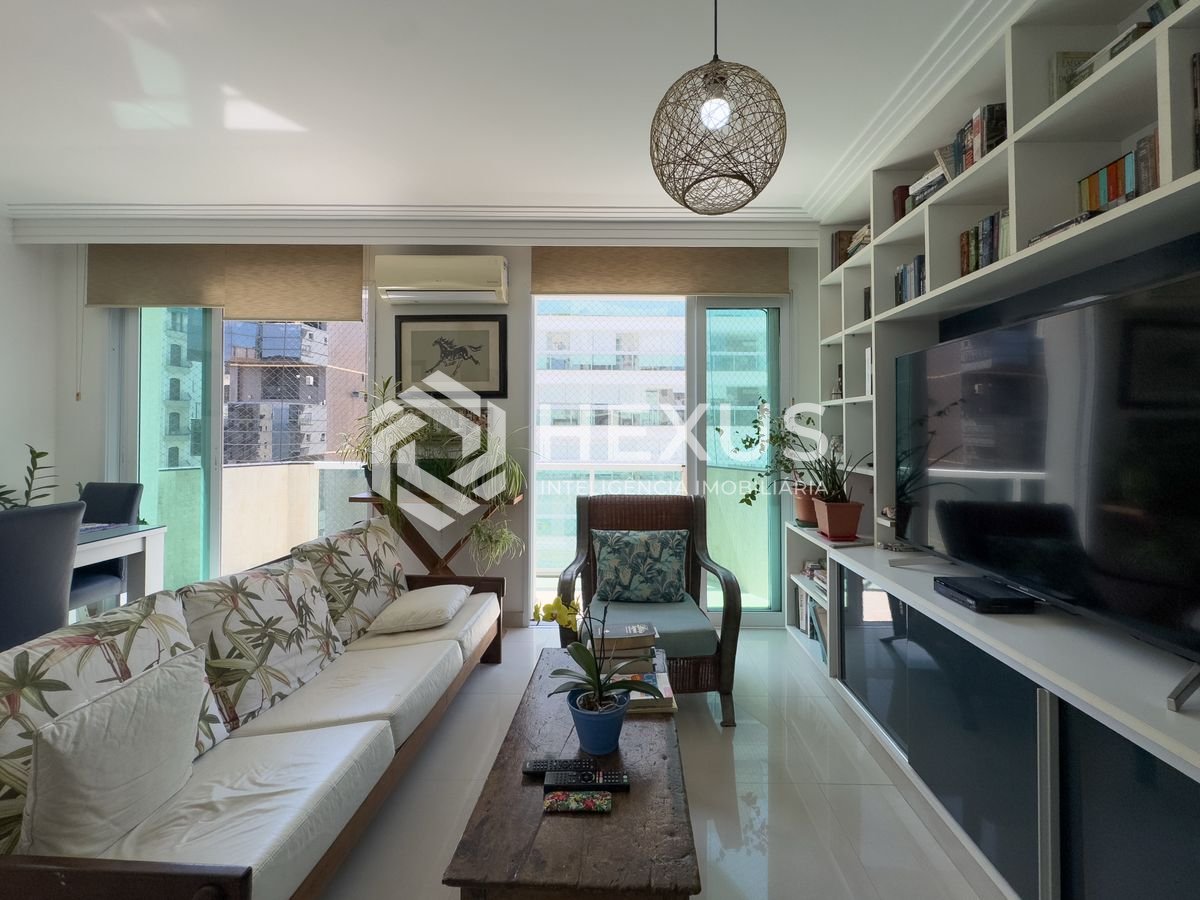 Foto 5 de Apartamento reformado com varanda e vista mar a uma quadra da Praia das Pitangueiras, Guaruja