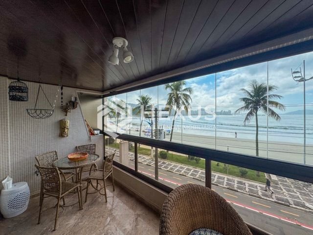 Foto 3 de Apartamento reformado frente mar com varanda vista mar e lazer na Praia das Asturias, Guaruja