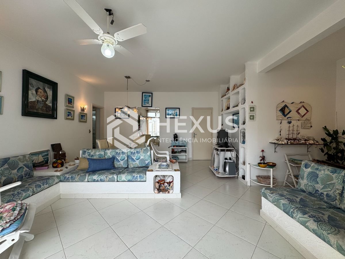 Foto 3 de Apartamento com varanda e vista mar na quadra mar da Praia das Pitangueiras, Guaruja
