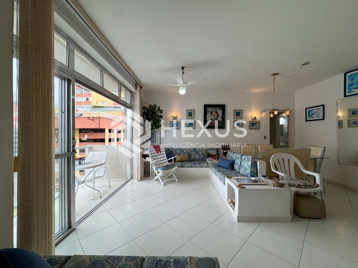 Foto 4 de Apartamento com varanda e vista mar na quadra mar da Praia das Pitangueiras, Guaruja