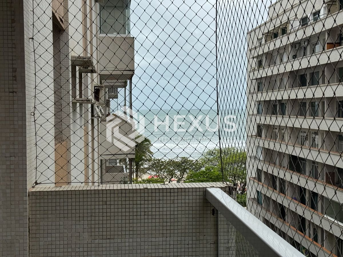 Foto 2 de Apartamento com varanda e vista mar na quadra mar da Praia das Pitangueiras, Guaruja