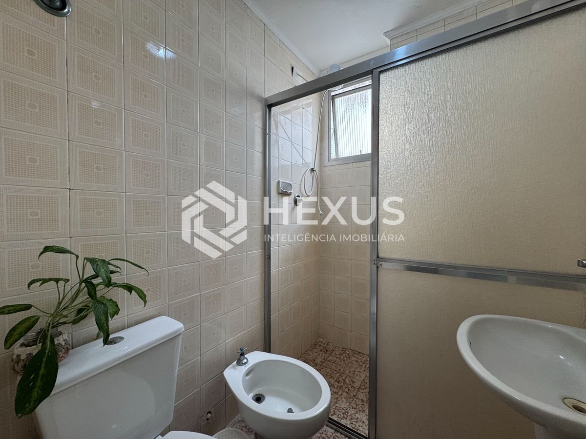 Foto 5 de Apartamento com despesas baixas a duas quadras da Praia das Pitangueiras, Guaruja