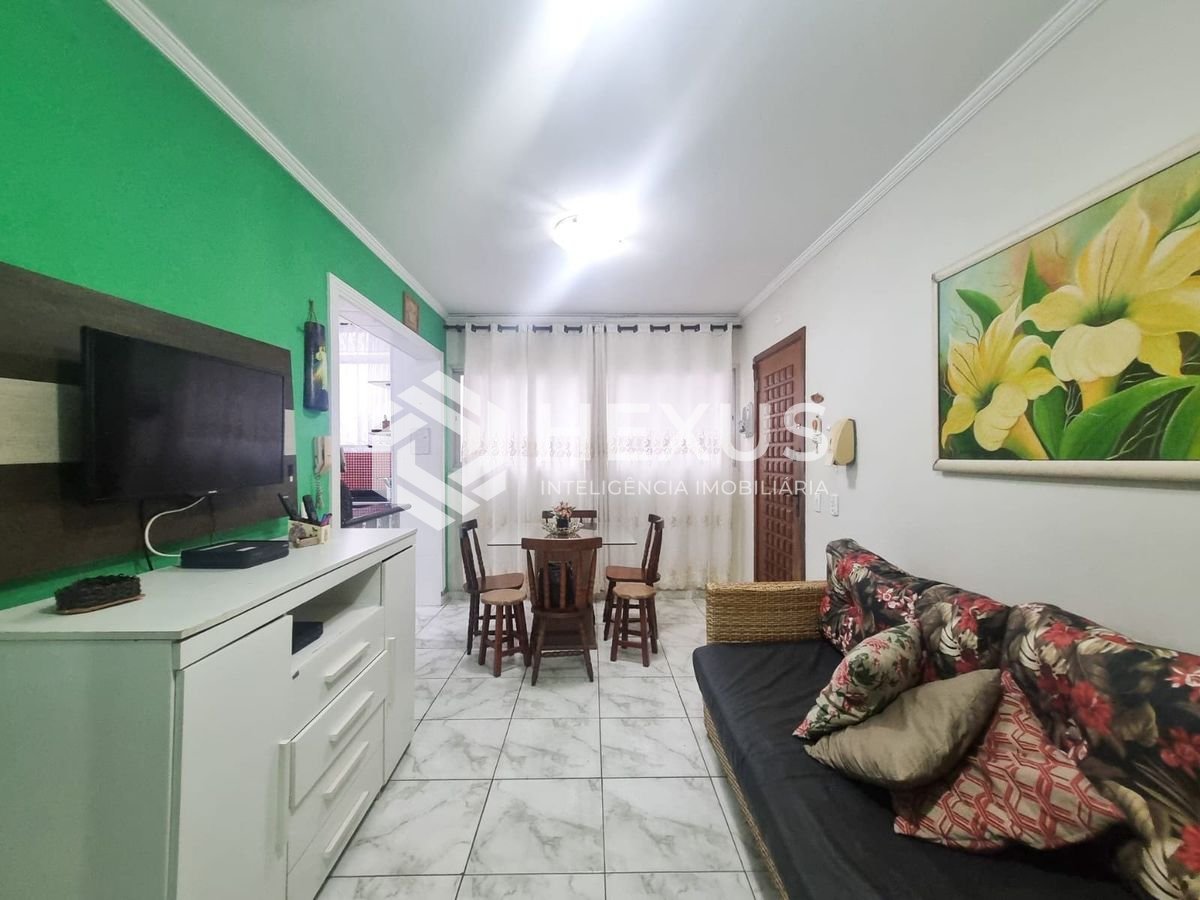 Foto 3 de Apartamento reformado com varanda, lazer, piscina e churrasqueira a duas quadras da Praia das Pitangueiras, Guaruja