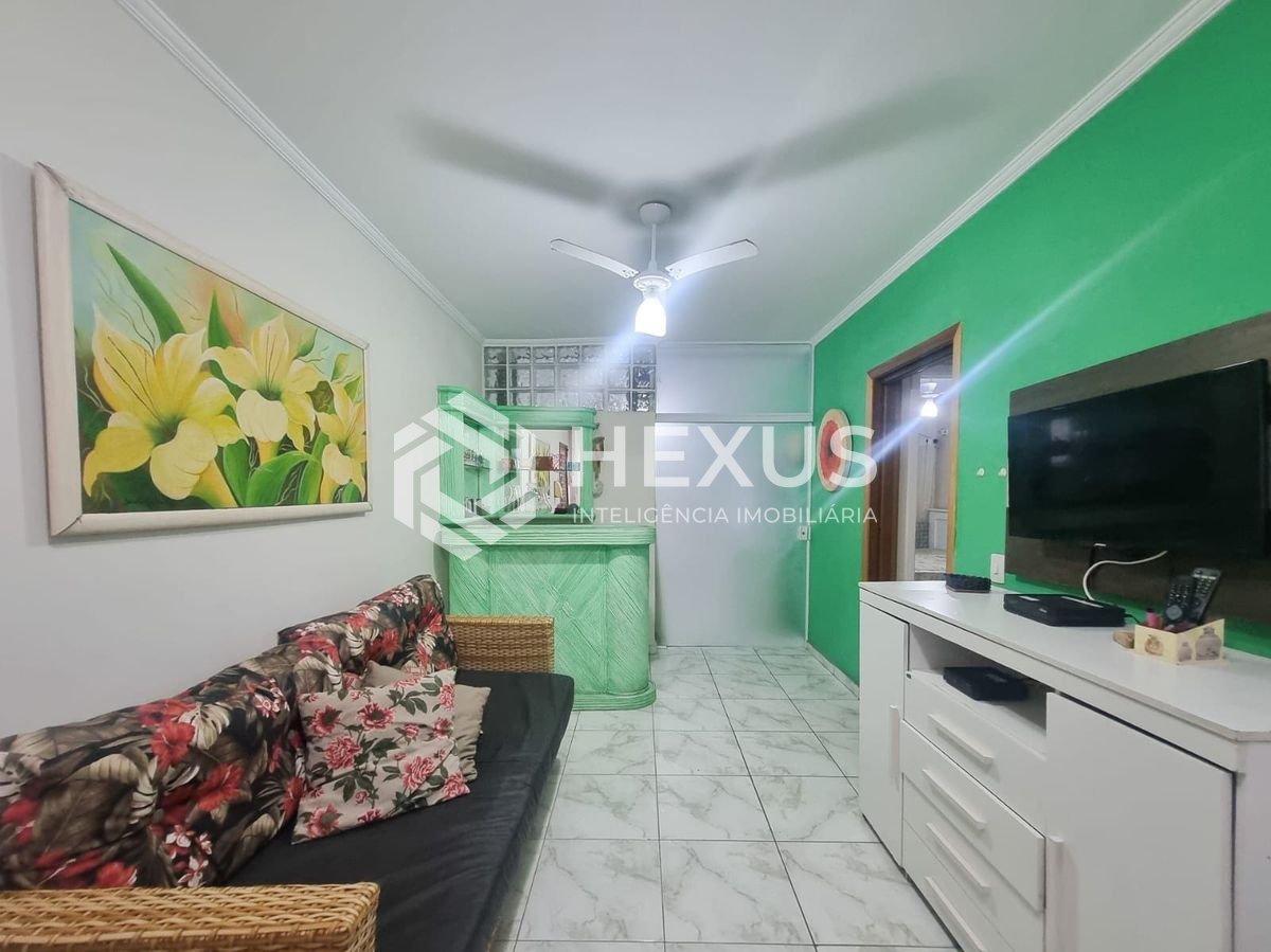 Foto 5 de Apartamento reformado com varanda, lazer, piscina e churrasqueira a duas quadras da Praia das Pitangueiras, Guaruja