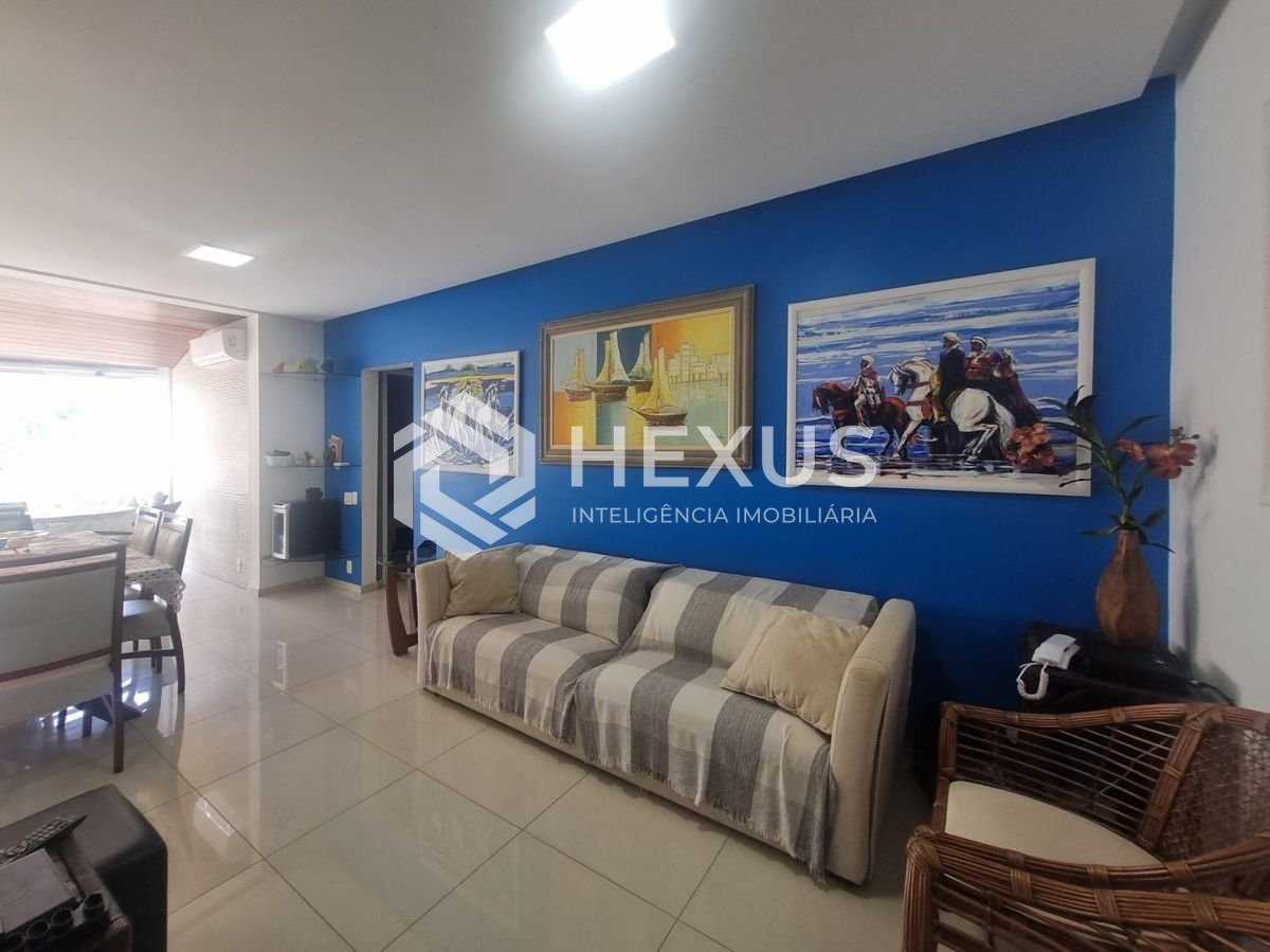 Foto 3 de Apartamento reformado com varanda e lazer na beira mar da Praia das Pitangueiras, Guaruja
