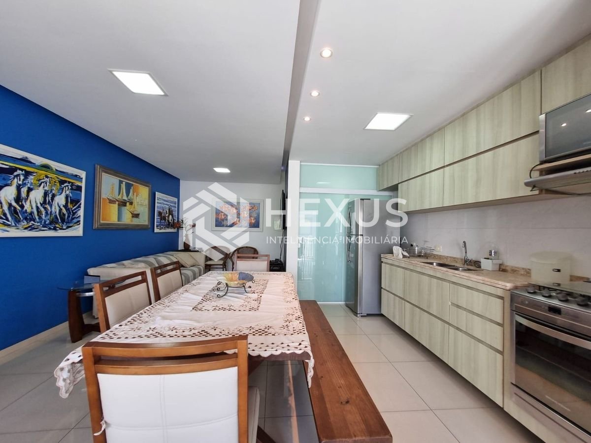 Foto 4 de Apartamento reformado com varanda e lazer na beira mar da Praia das Pitangueiras, Guaruja