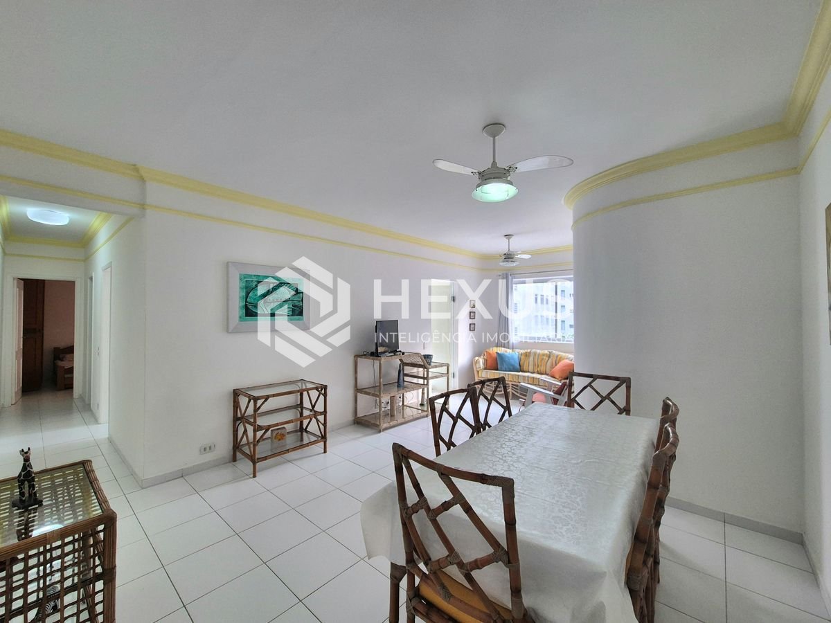 Foto 2 de Apartamento com varanda e lazer a uma quadra da Praia das Pitangueiras, Guaruja