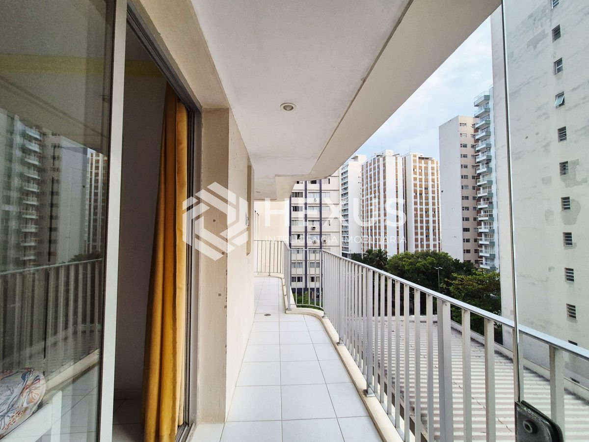 Foto 5 de Apartamento com varanda e lazer a uma quadra da Praia das Pitangueiras, Guaruja