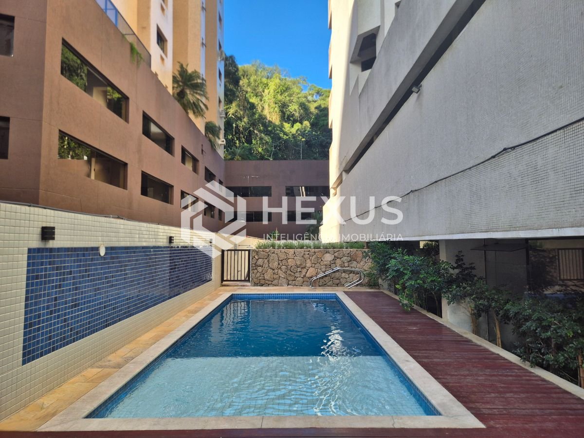 Foto 2 de Apartamento reformado com varanda e lazer na Praia das Pitangueiras, Guaruja