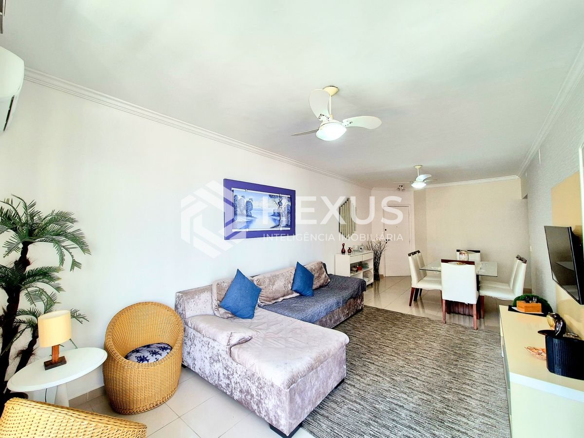 Foto 4 de Apartamento reformado com varanda e lazer na Praia das Pitangueiras, Guaruja