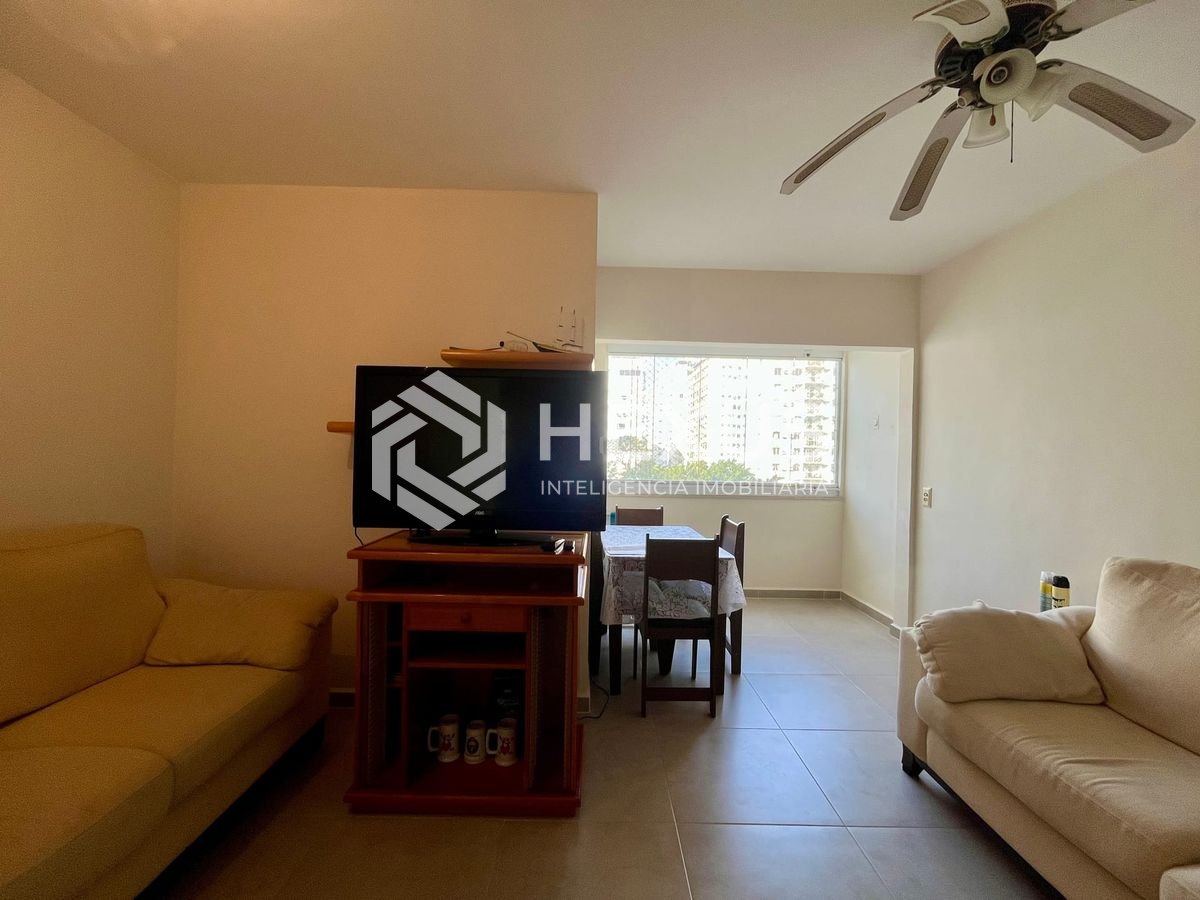 Foto 2 de Apartamento reformado com varanda e vista mar a uma quadra da Praia das Pitangueiras, Guaruja