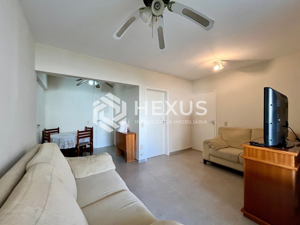 Foto 3 de Apartamento reformado com varanda e vista mar a uma quadra da Praia das Pitangueiras, Guaruja