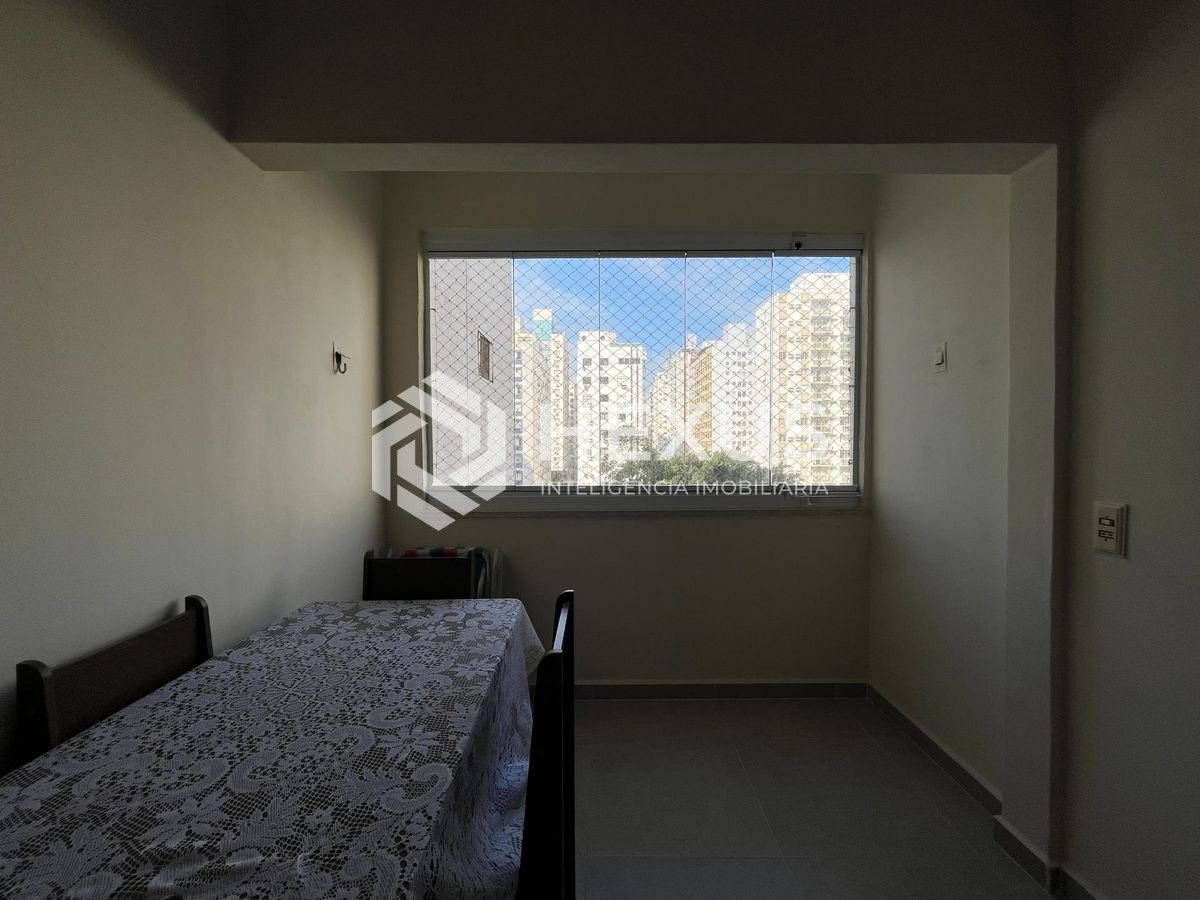 Foto 5 de Apartamento reformado com varanda e vista mar a uma quadra da Praia das Pitangueiras, Guaruja
