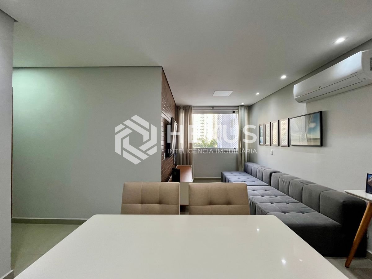 Foto 2 de Apartamento reformado com varanda e lazer a uma quadra da Praia das Pitangueiras, Guaruja