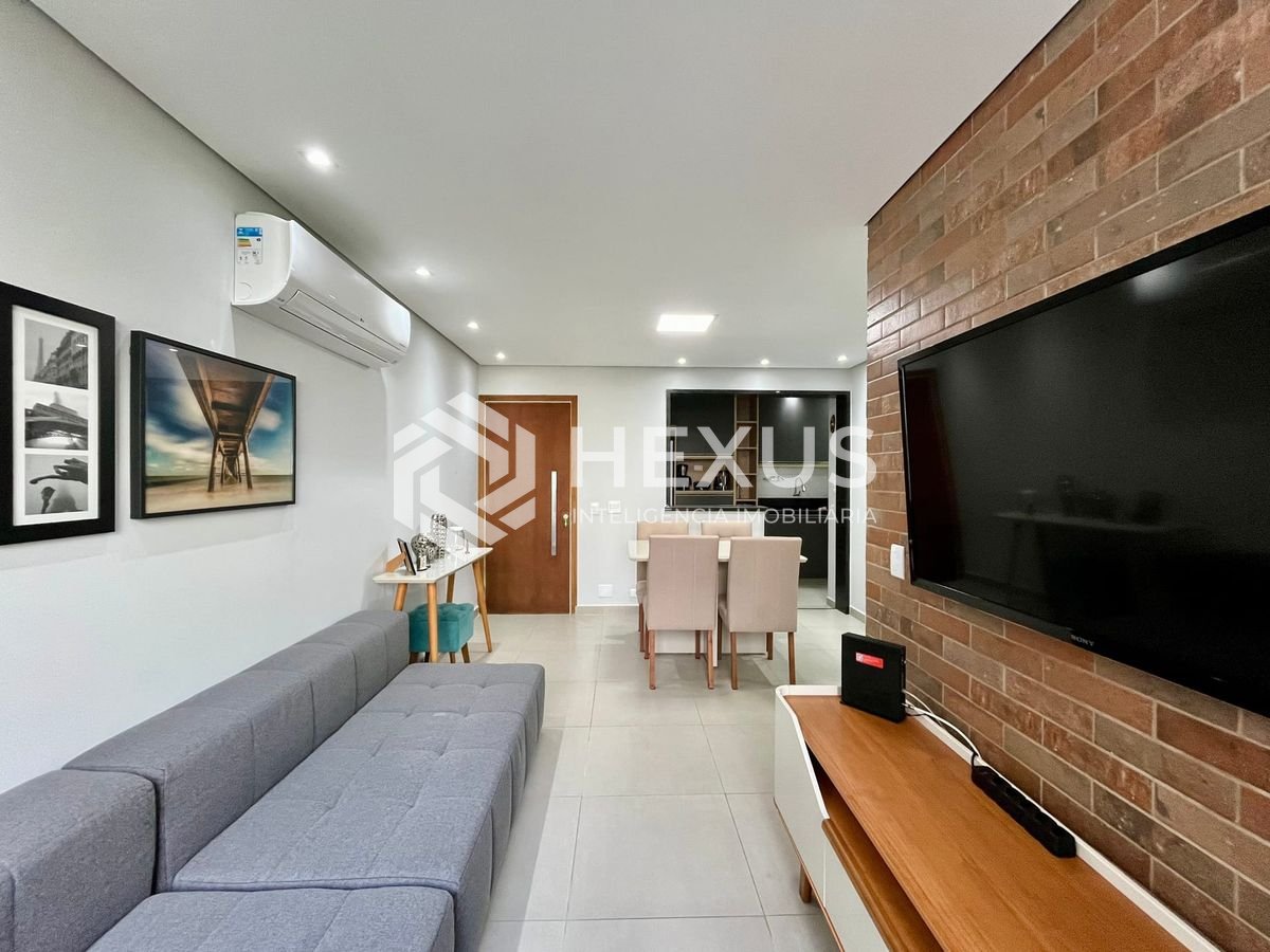 Foto 3 de Apartamento reformado com varanda e lazer a uma quadra da Praia das Pitangueiras, Guaruja
