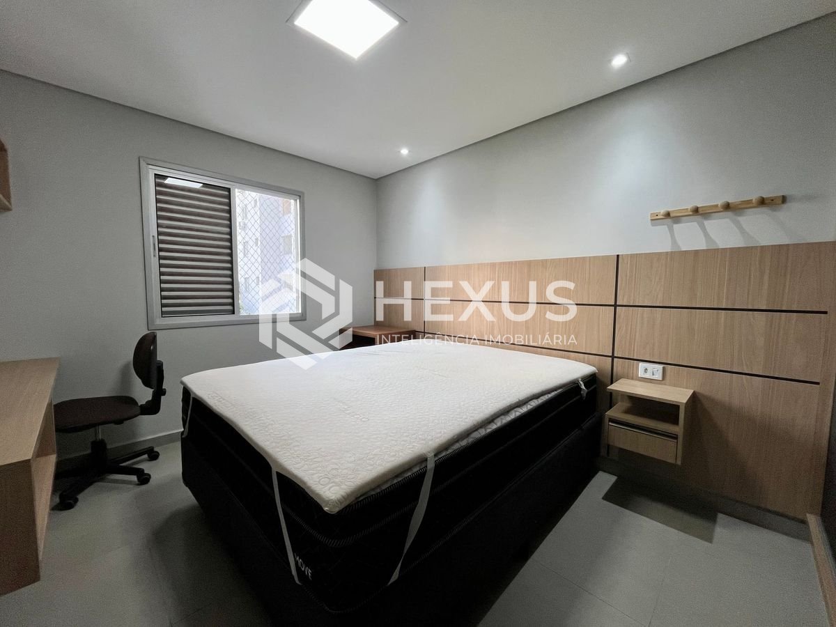 Foto 4 de Apartamento reformado com varanda e lazer a uma quadra da Praia das Pitangueiras, Guaruja