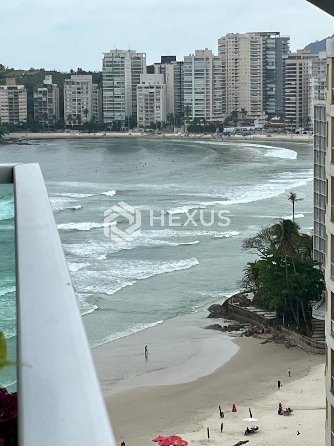Foto 2 de Apartamento reformado com varanda e vista mar na quadra-mar da Praia das Pitangueiras, Guaruja