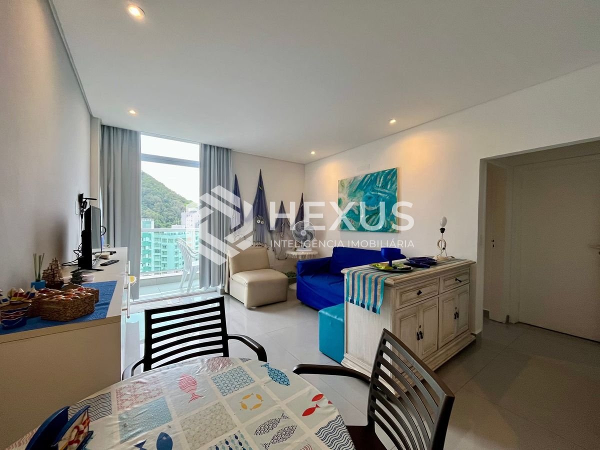 Foto 3 de Apartamento reformado com varanda e vista mar na quadra-mar da Praia das Pitangueiras, Guaruja