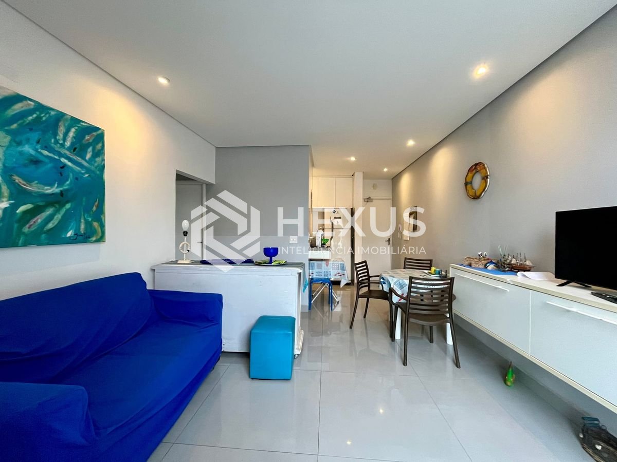 Foto 4 de Apartamento reformado com varanda e vista mar na quadra-mar da Praia das Pitangueiras, Guaruja
