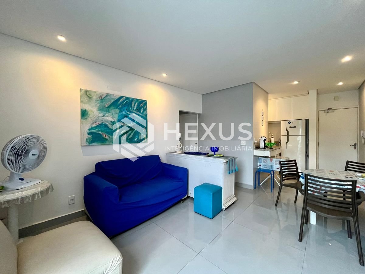 Foto 5 de Apartamento reformado com varanda e vista mar na quadra-mar da Praia das Pitangueiras, Guaruja
