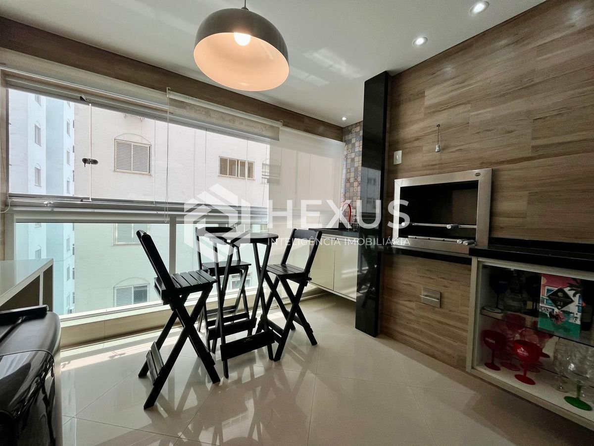 Foto 3 de Apartamento reformado com varanda gourmet e lazer na quadra mar da Praia das Pitangueiras, Guaruja