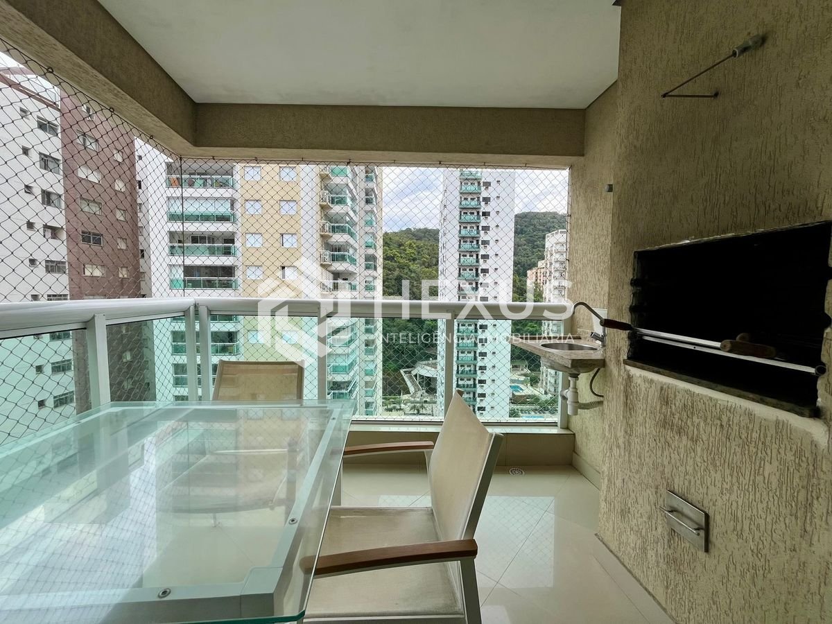 Foto 2 de Apartamento reformado com varanda gourmet e lazer na quadra mar da Praia das Pitangueiras, Guaruja
