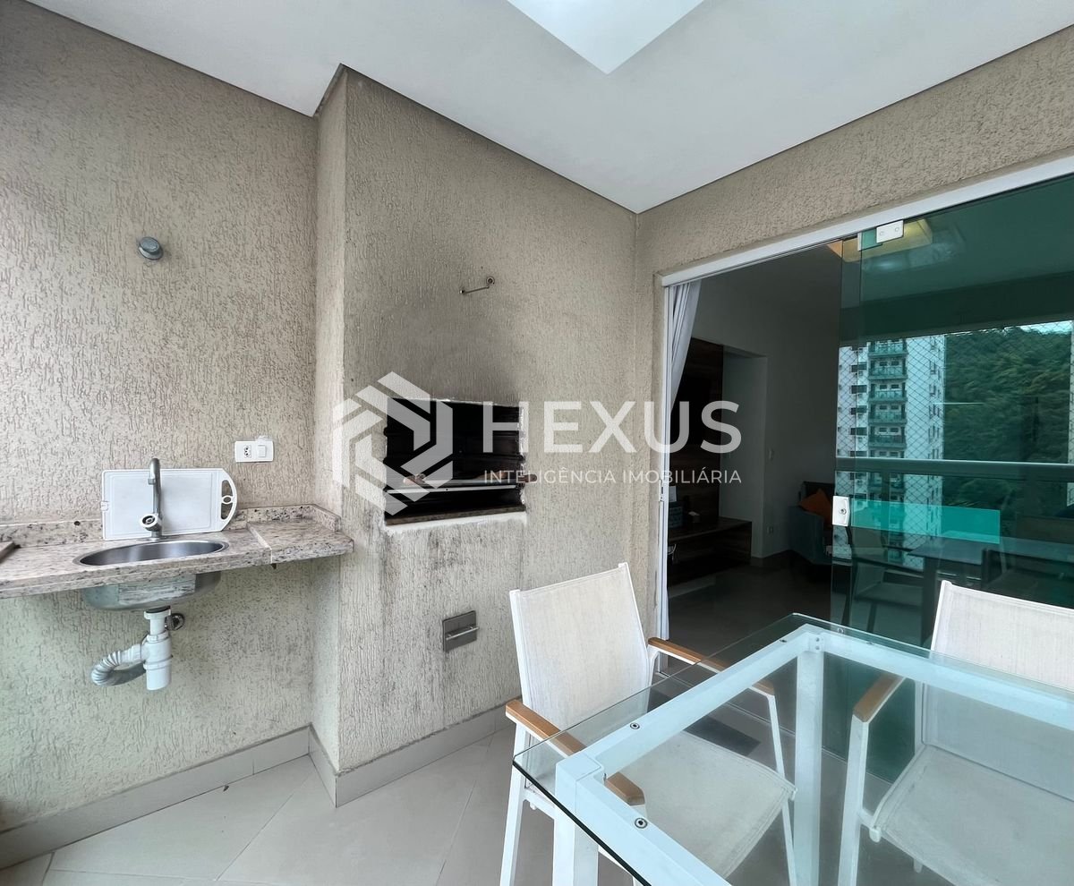 Foto 3 de Apartamento reformado com varanda gourmet e lazer na quadra mar da Praia das Pitangueiras, Guaruja