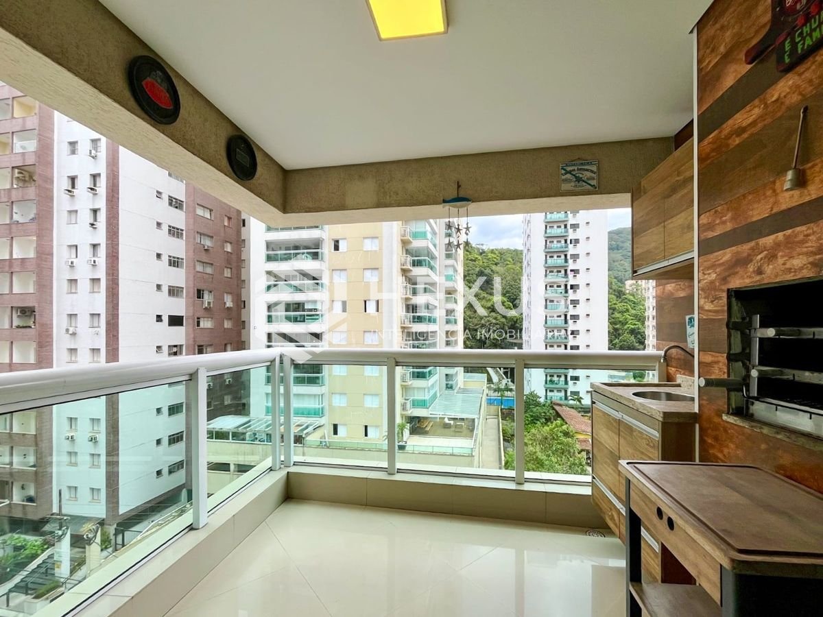 Foto 5 de Apartamento reformado com varanda gourmet e lazer na quadra mar da Praia das Pitangueiras, Guaruja