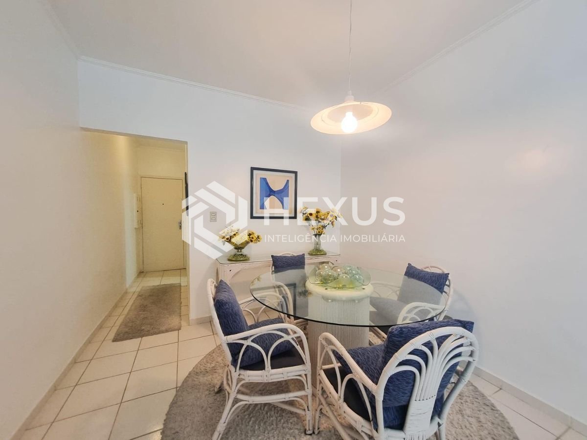 Foto 2 de Apartamento com varanda e vista mar a duas quadras da Praia das Pitangueiras, Guaruja