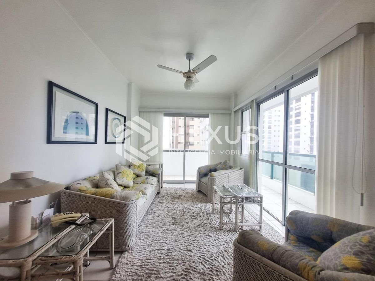 Foto 4 de Apartamento com varanda e vista mar a duas quadras da Praia das Pitangueiras, Guaruja