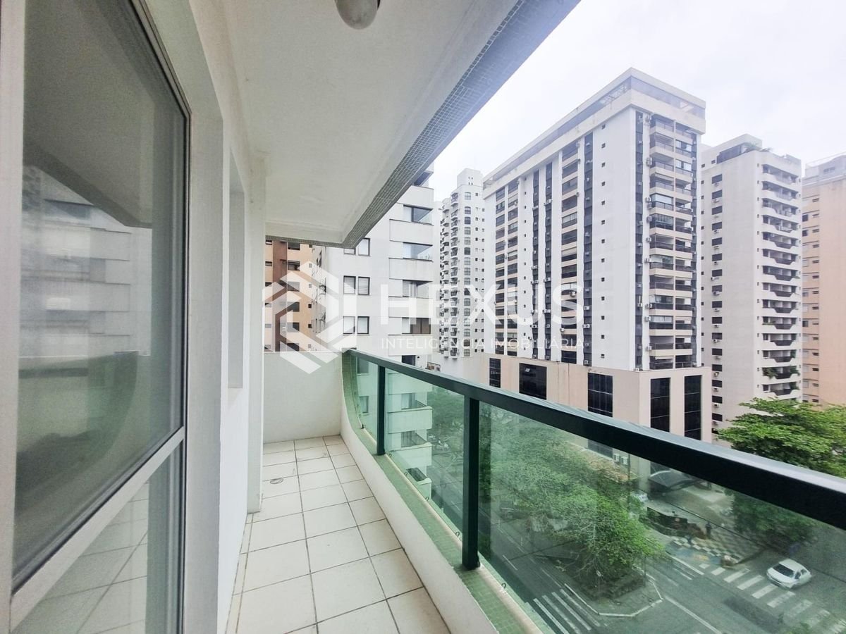 Foto 5 de Apartamento com varanda e vista mar a duas quadras da Praia das Pitangueiras, Guaruja