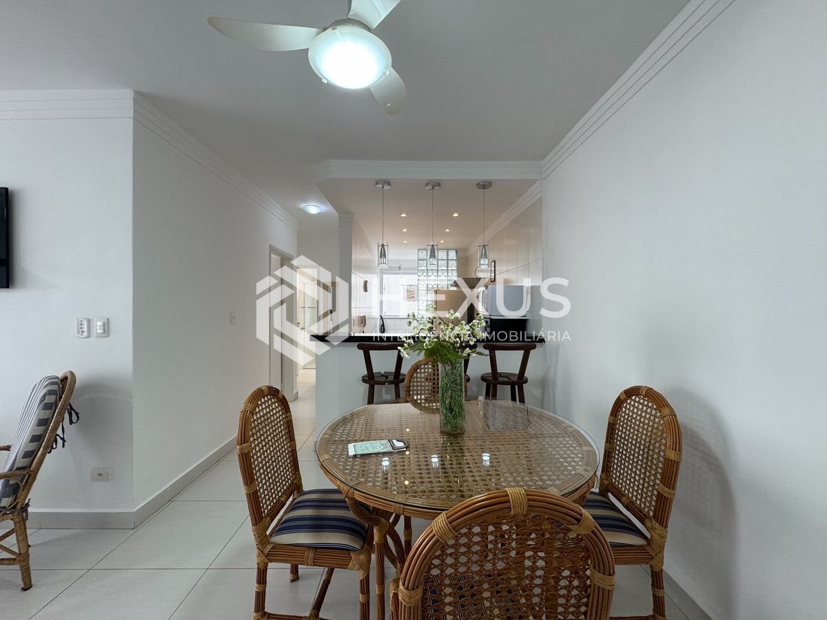 Foto 3 de Apartamento reformado com varanda, vista mar e despesas baixas na Praia das Pitangueiras, Guaruja