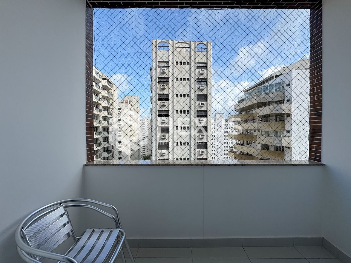 Foto 5 de Apartamento reformado com varanda, vista mar e despesas baixas na Praia das Pitangueiras, Guaruja