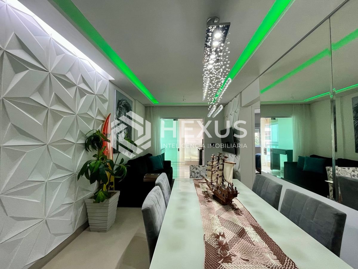 Foto 2 de Apartamento reformado com varanda gourmet e lazer completo a uma quadra da Praia das Pitangueiras, Guaruja