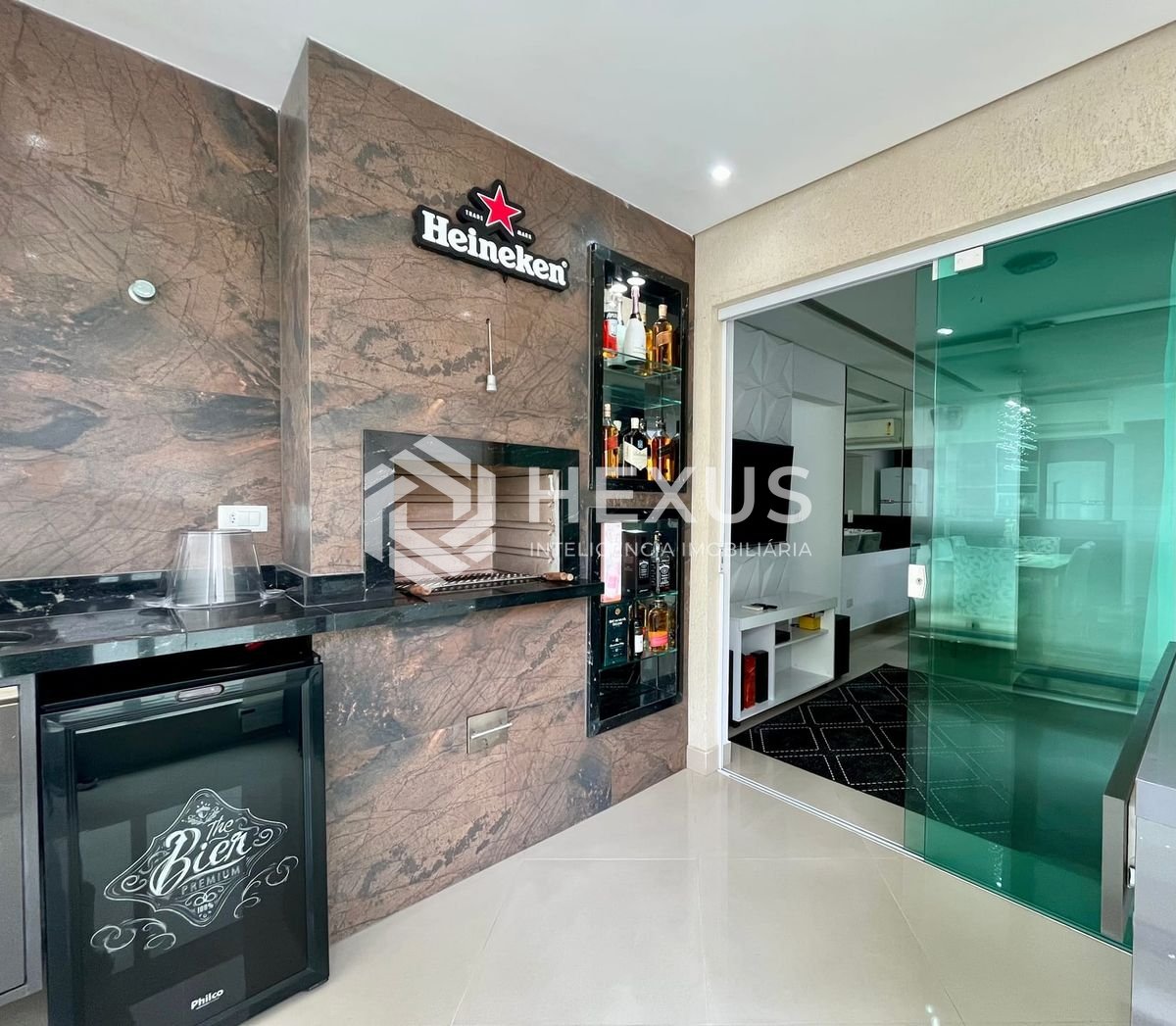 Foto 5 de Apartamento reformado com varanda gourmet e lazer completo a uma quadra da Praia das Pitangueiras, Guaruja