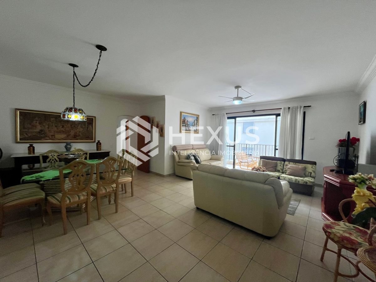 Foto 2 de Apartamento com varanda, vista mar e lazer a uma quadra da Praia das Pitangueiras, Guaruja